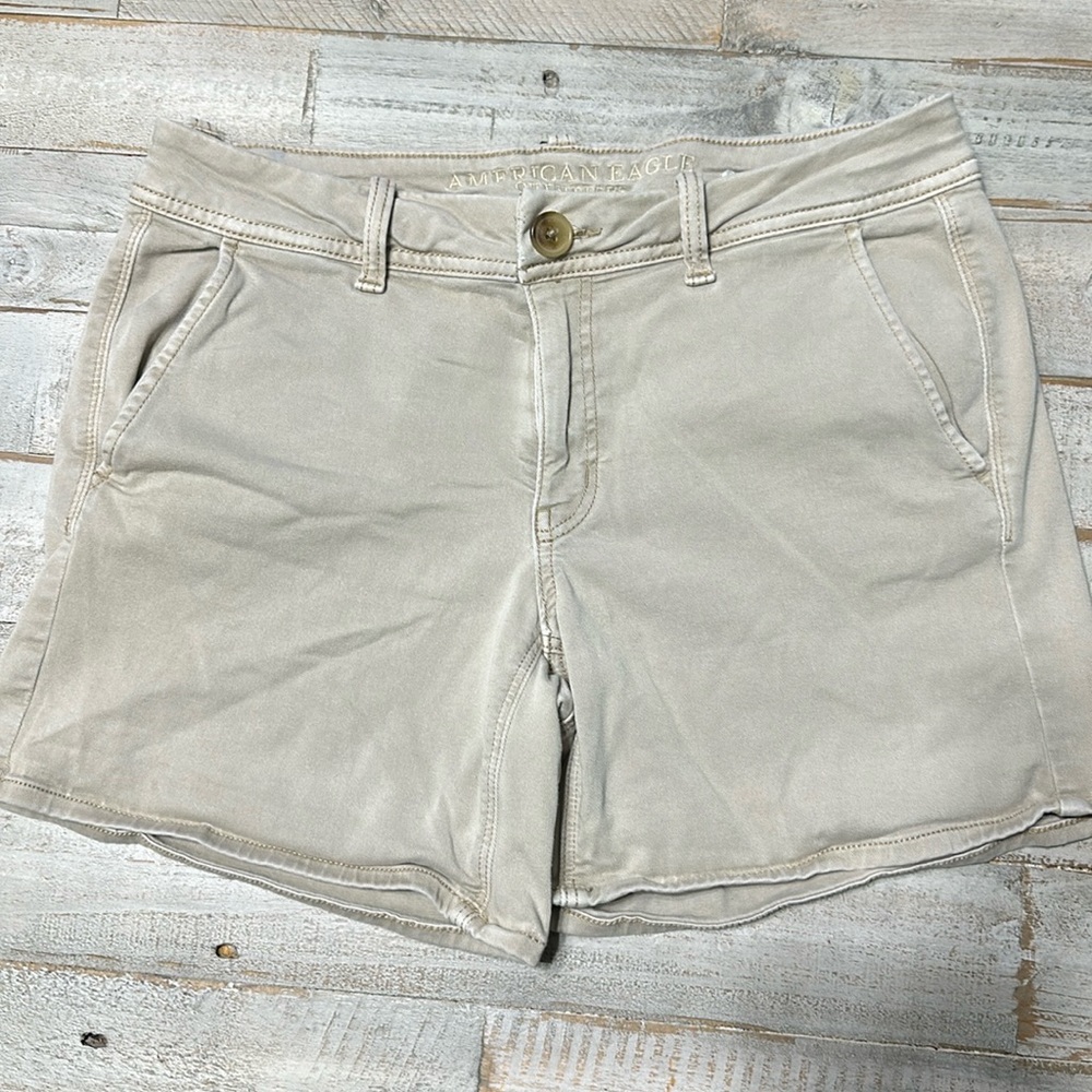 American Eagle Khaki Shorts size 8 Midi cut